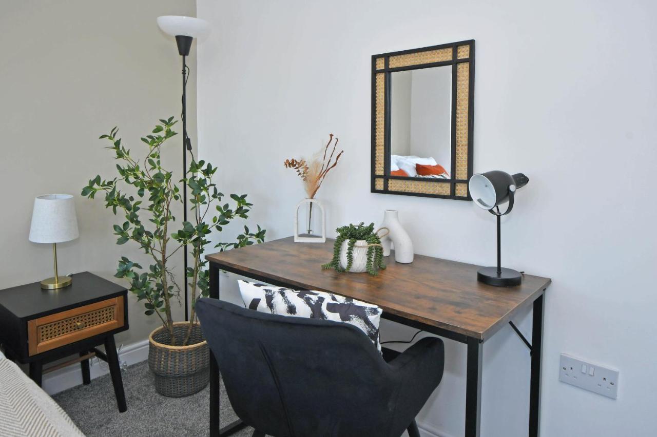Lily House By Yourstays - Cosy 3 Bedroom House In Crewe Esterno foto