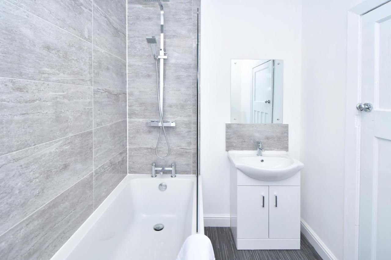 Lily House By Yourstays - Cosy 3 Bedroom House In Crewe Esterno foto