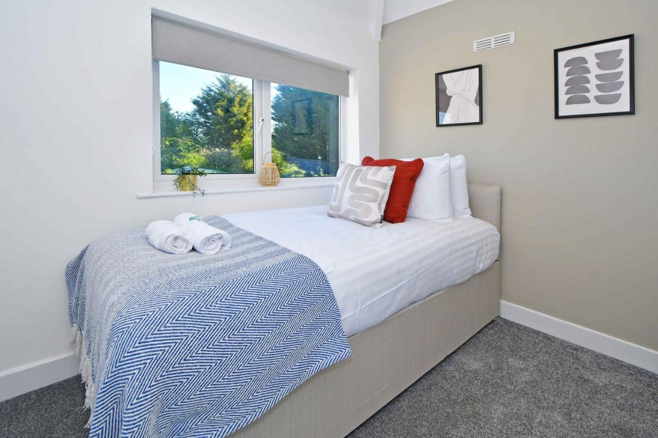Lily House By Yourstays - Cosy 3 Bedroom House In Crewe Esterno foto