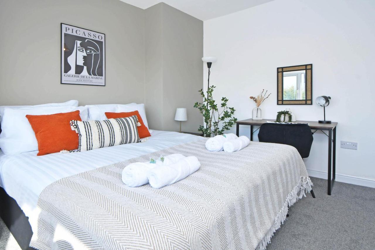Lily House By Yourstays - Cosy 3 Bedroom House In Crewe Esterno foto