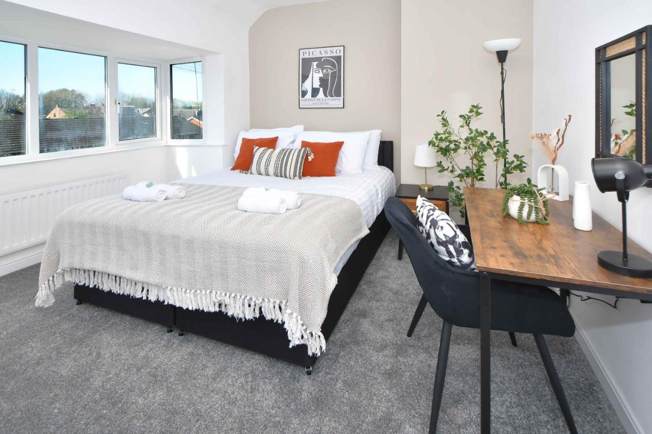 Lily House By Yourstays - Cosy 3 Bedroom House In Crewe Esterno foto