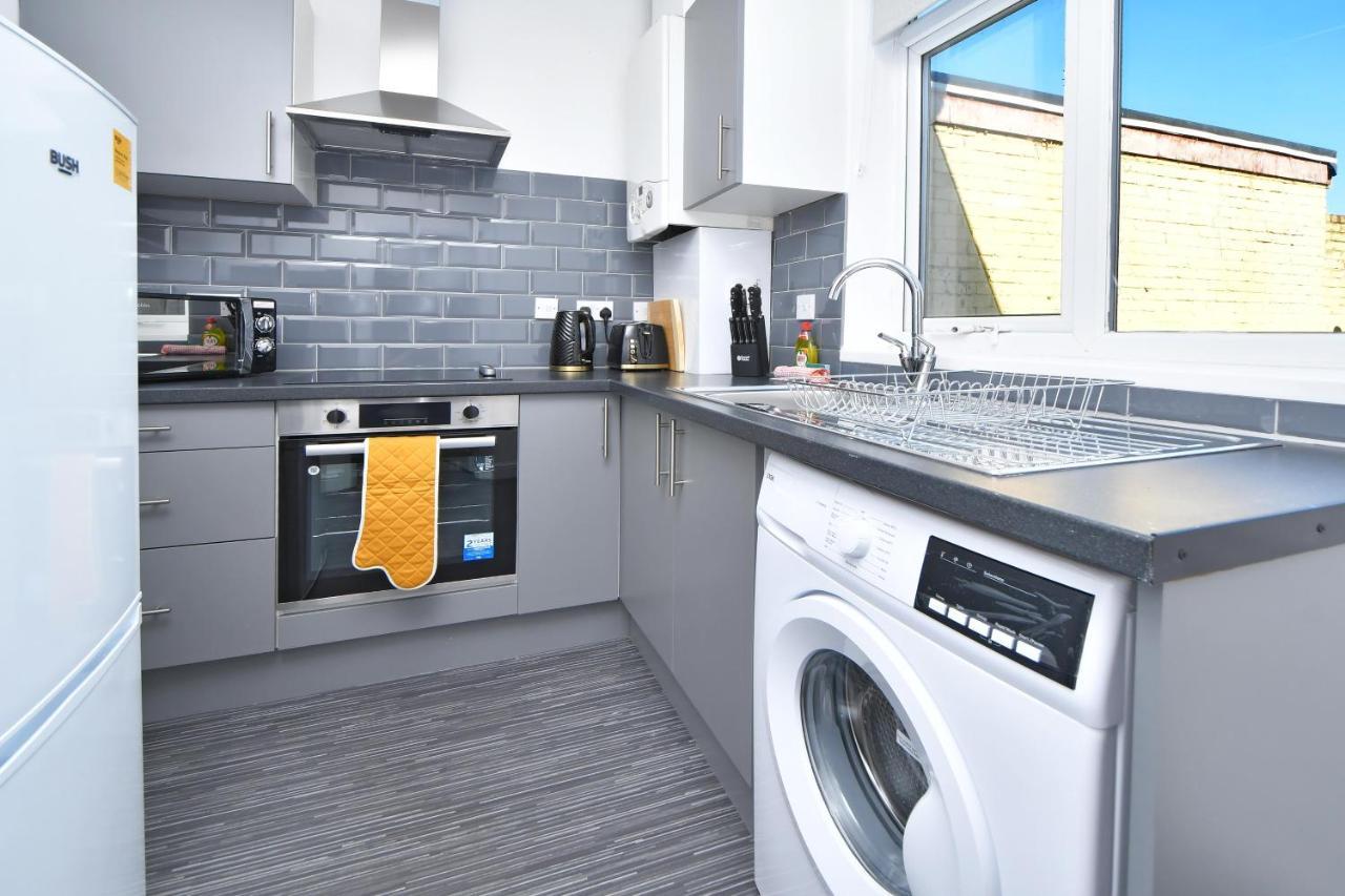 Lily House By Yourstays - Cosy 3 Bedroom House In Crewe Esterno foto