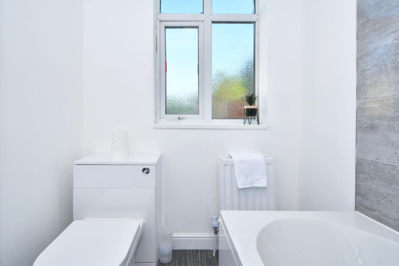 Lily House By Yourstays - Cosy 3 Bedroom House In Crewe Esterno foto